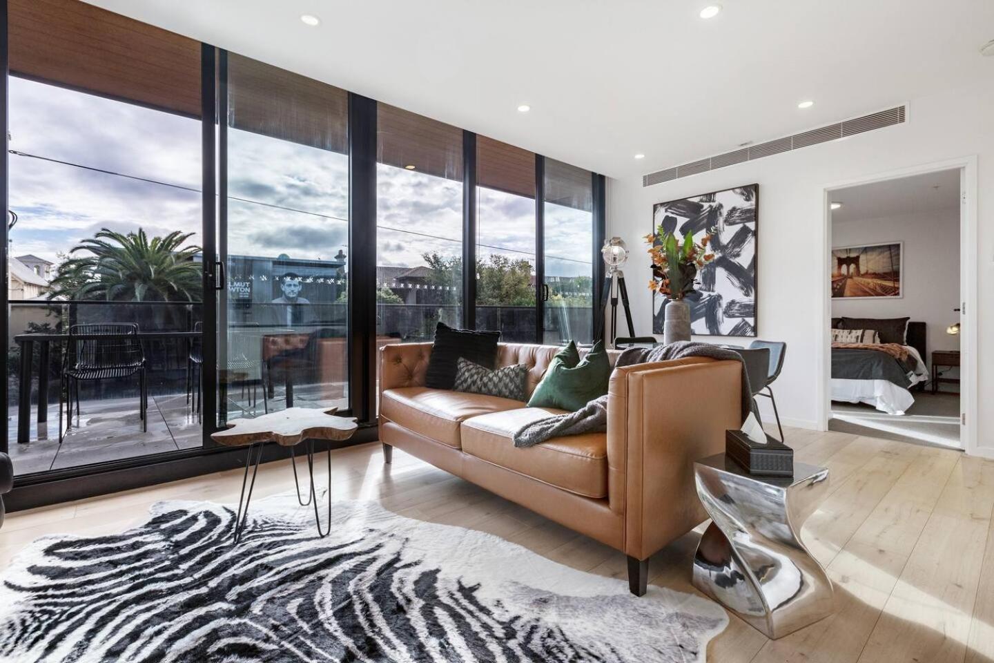 Trendy New York-Style Condo In Vibrant St Kilda เมลเบิร์น ภายนอก รูปภาพ